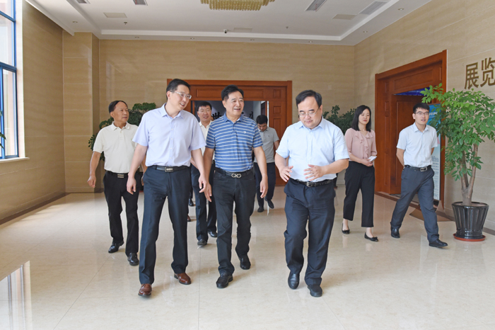 安徽省信用擔(dān)保集團(tuán)有限公司黨委書(shū)記、董事長(zhǎng)嚴(yán)晨到天康集團(tuán)調(diào)研工作。